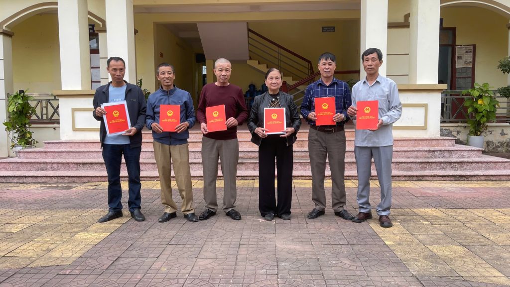 Khách hàng nhận lại được sổ đỏ đã bị thu hồi trước đó