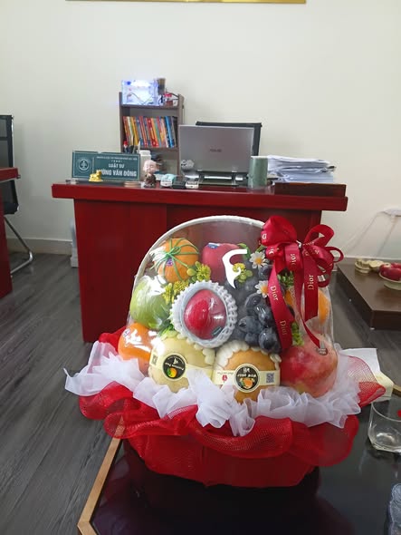 Khách hàng tới văn phòng gửi lời cảm ơn Luật sư sau khi phiên tòa kết thúc