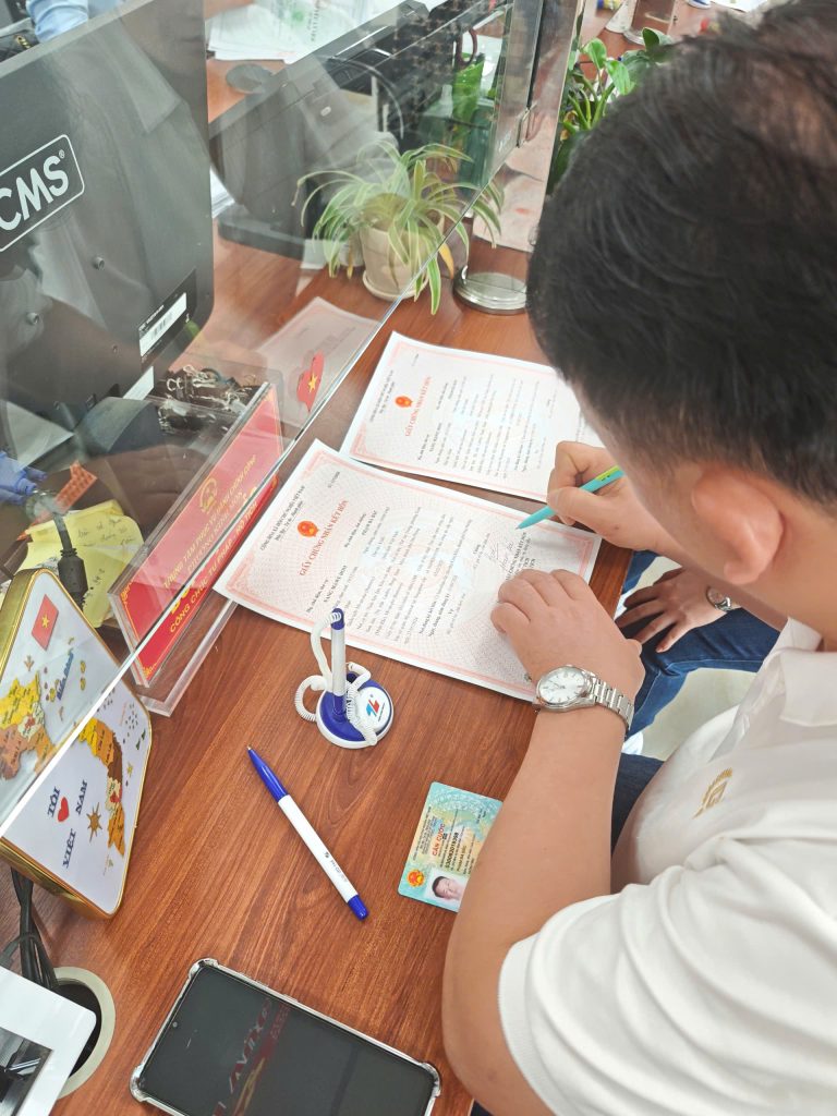 Luật sư Đông hỗ trợ khách hàng kết hôn với người Myanmar